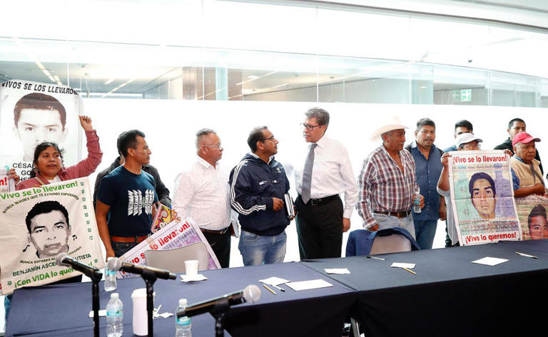 Padres de los 43 normalistas de Ayotzinapa piden a Monreal interceder para reanudar diálogo con AMLO