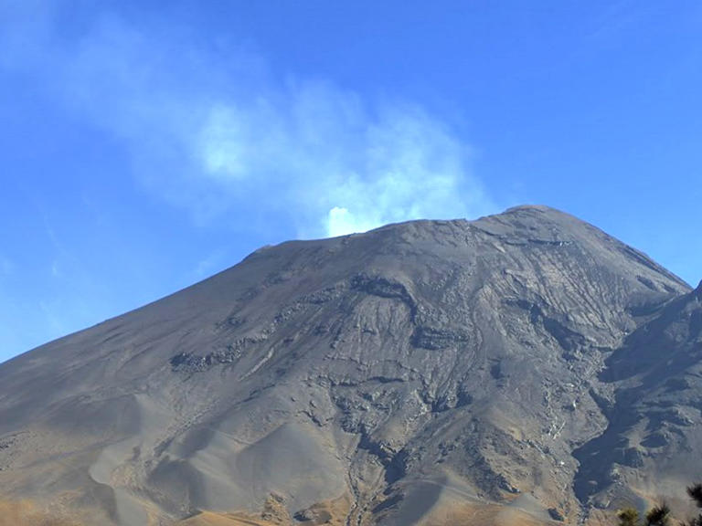 Popocatépetl registra más de mil minutos de tremor; cae ceniza en Puebla