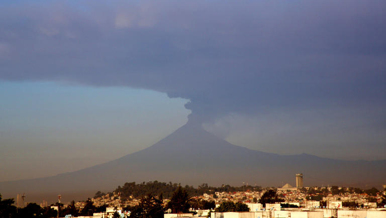 Volcán Popocatépetl lanza ceniza a 25 municipios de Puebla tras más de MIL minutos de tremor