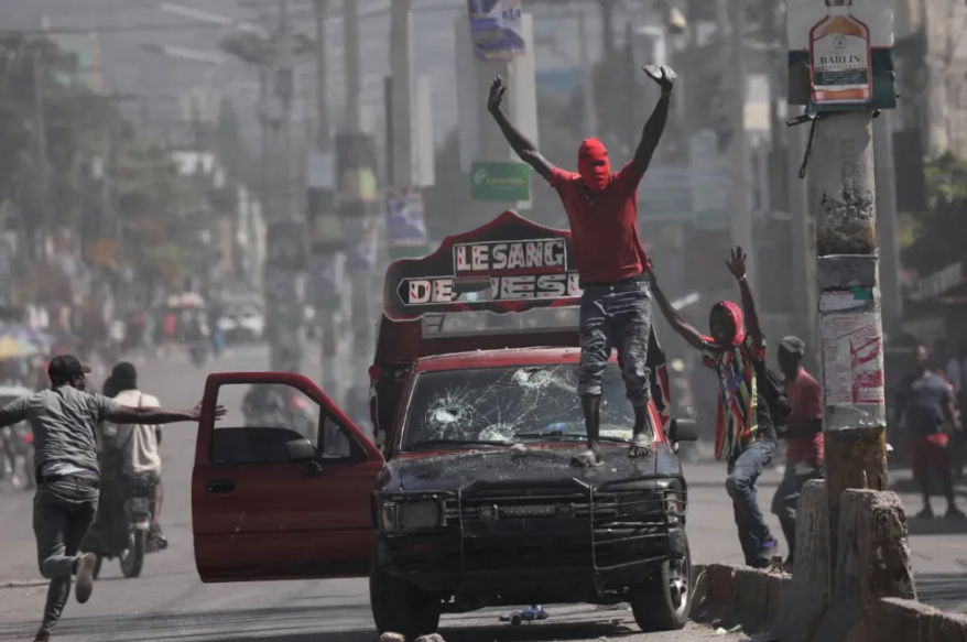 Se estima que más de 3.000 reclusos escaparon de una prisión de Haití en medio de la violencia en Puerto Príncipe