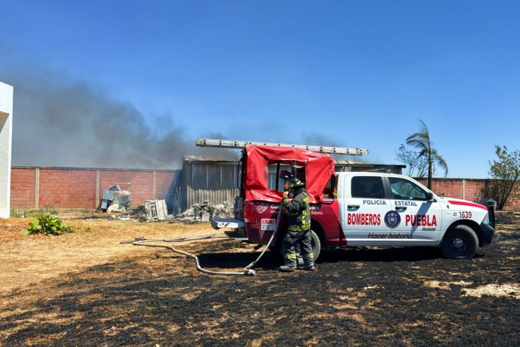 Controlan incendio en las inmediaciones del Hospital General Tepeaca