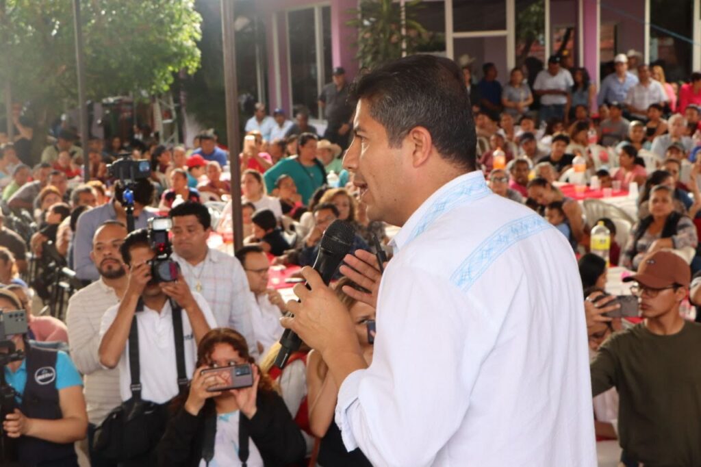 Eduardo Rivera recibió constancia como candidato de MRP
