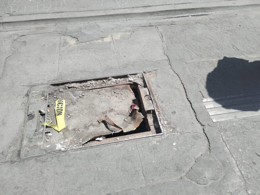 Registro dañado, peligro para el peatón en la 2 norte y 8 oriente