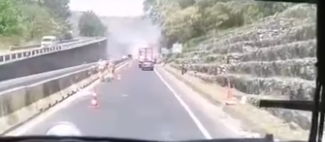 Fotonota: Se quema vehículo de carga en la México Tuxpan