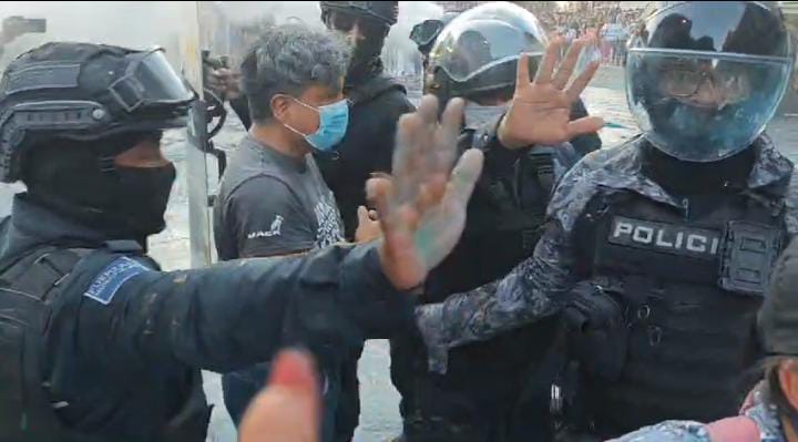Video desde Puebla: Marchas del 8M termina con detención de jovencita y agresiones a la prensa