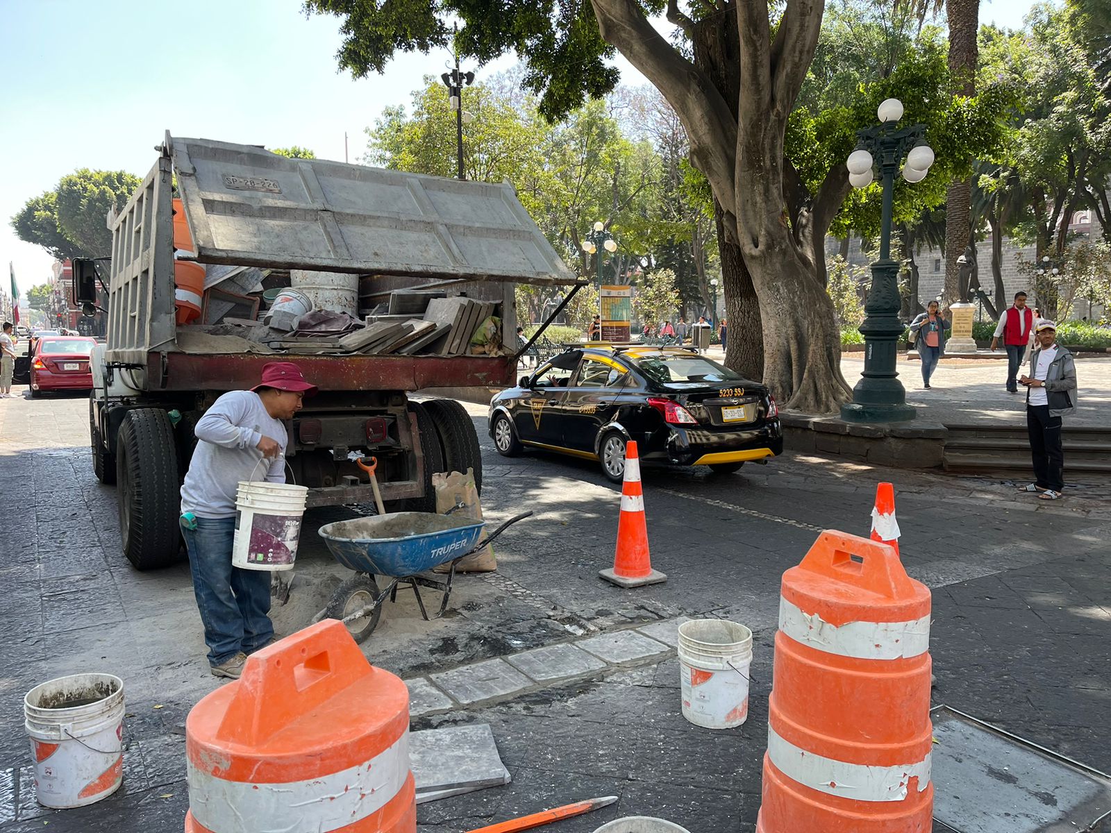 Avenida Juan de Palafox y Mendoza mantiene abierto un solo carril