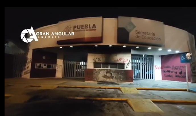 Video desde Puebla: Normalistas de Teteles vandalizan la SEP