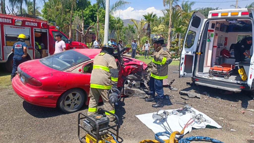 Desde Atlixco: Rescatan a joven prensada en la carretera federal a Puebla