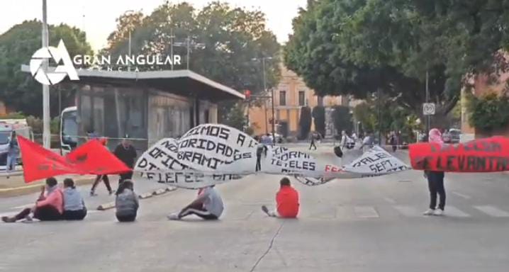 Video desde Puebla: Normalistas de Teteles cierran bulevar 5 de Mayo