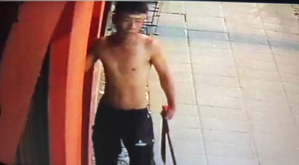 Huauchinango: A pocos metros de la presidencia municipal, sujeto con 2 machetes amedrentó a comerciantes
