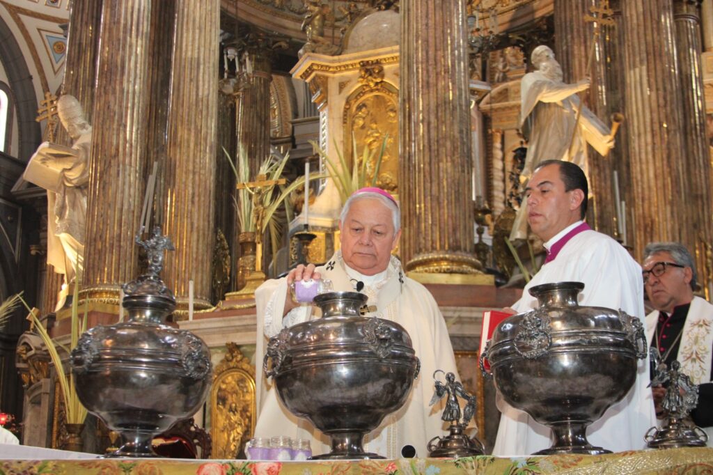 Arzobispo de Puebla condena a quienes pretenden gobernar “con el mismo modelo”