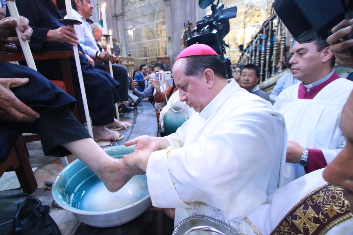 Realizan el lavatorio de pies en la catedral de Puebla