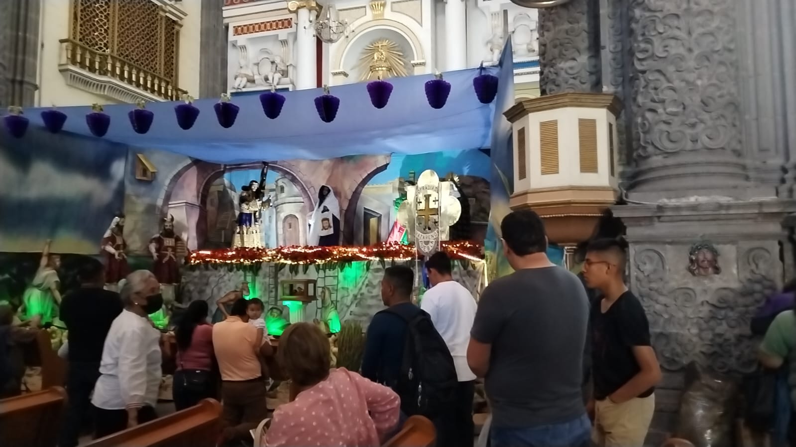 Creyentes acuden a visitar el altar de Jesús Nazareno