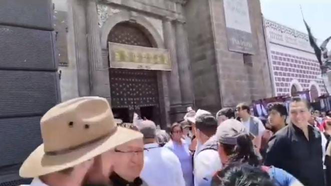 Video desde Puebla: Gobernador Sergio Salomón y Gaby Bonilla, presidenta del Sedif, en la celebración del Viernes Santo
