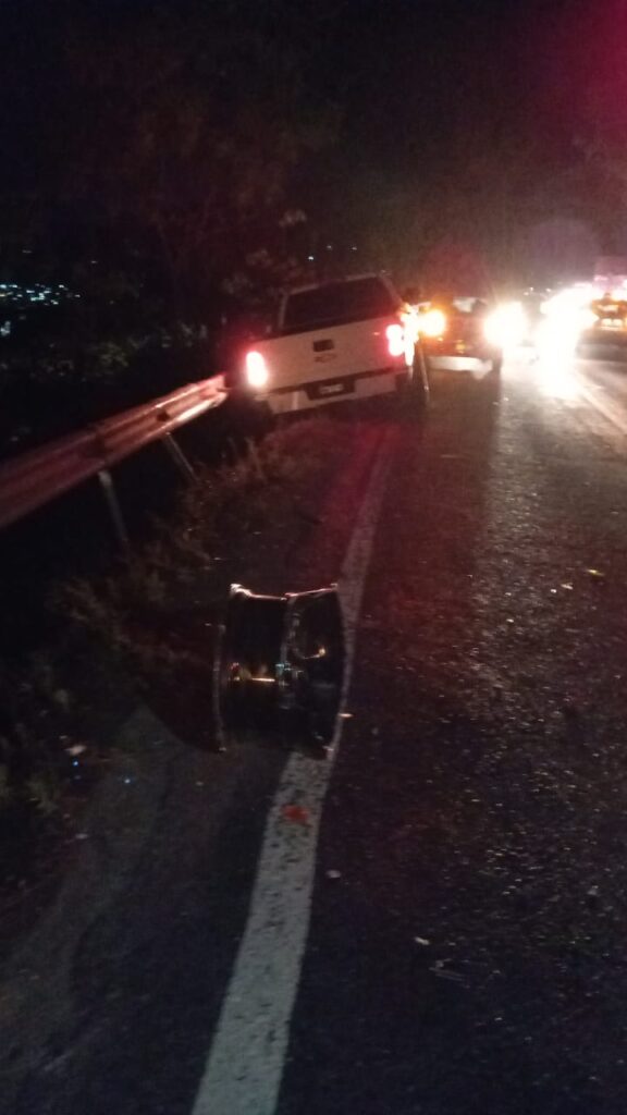 Camión de la línea Atah provoca accidente y huye en la federal México Tuxpan