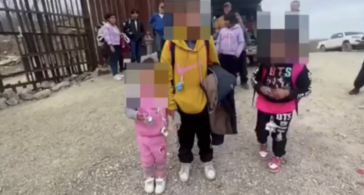 Menores poblanos abandonados en la frontera de Arizona se reunieron con su madre