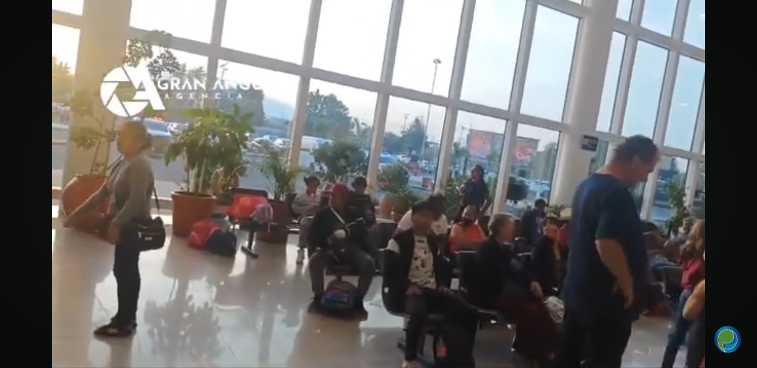 Video desde Puebla: Varados, decenas de pasajeros en el aeropuerto de Huejotzingo