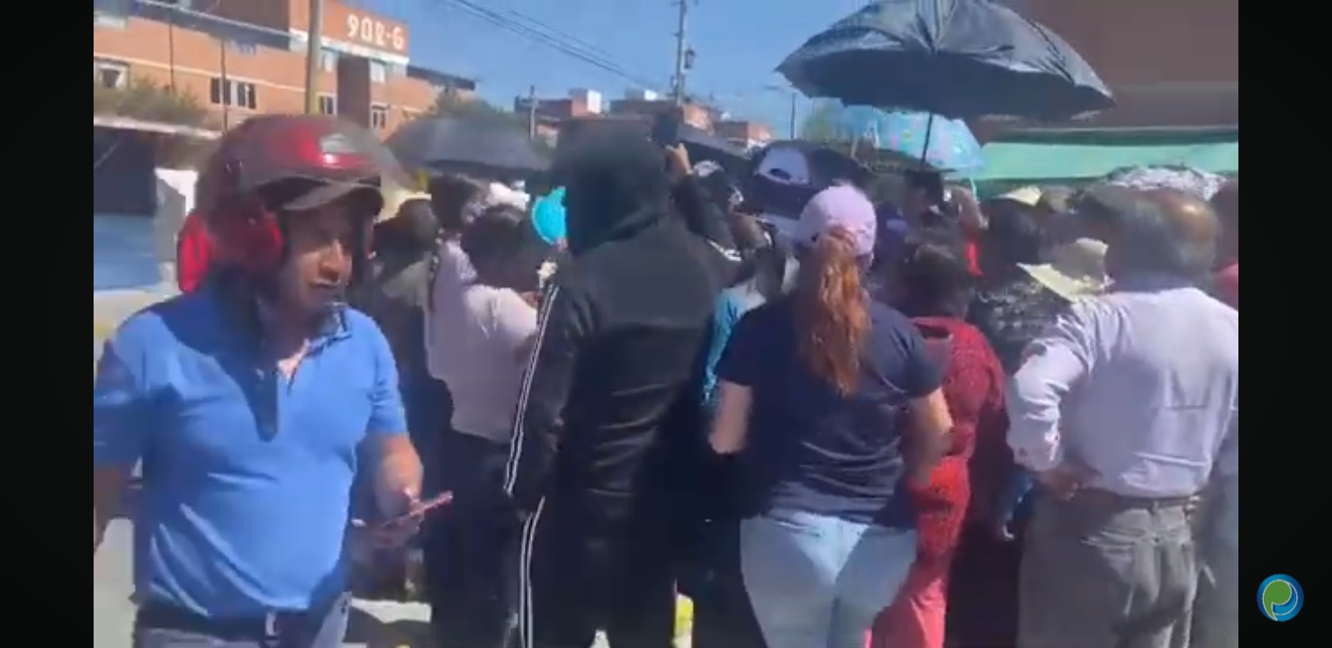 Video desde Puebla: Locatarios de Agua Santa cierran carril de Ruta