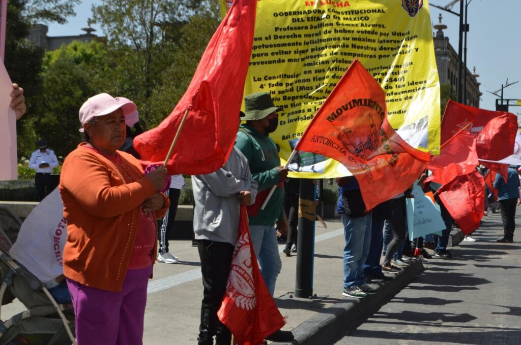 Colonos de Toluca protestan con cadena humana por escasez de agua