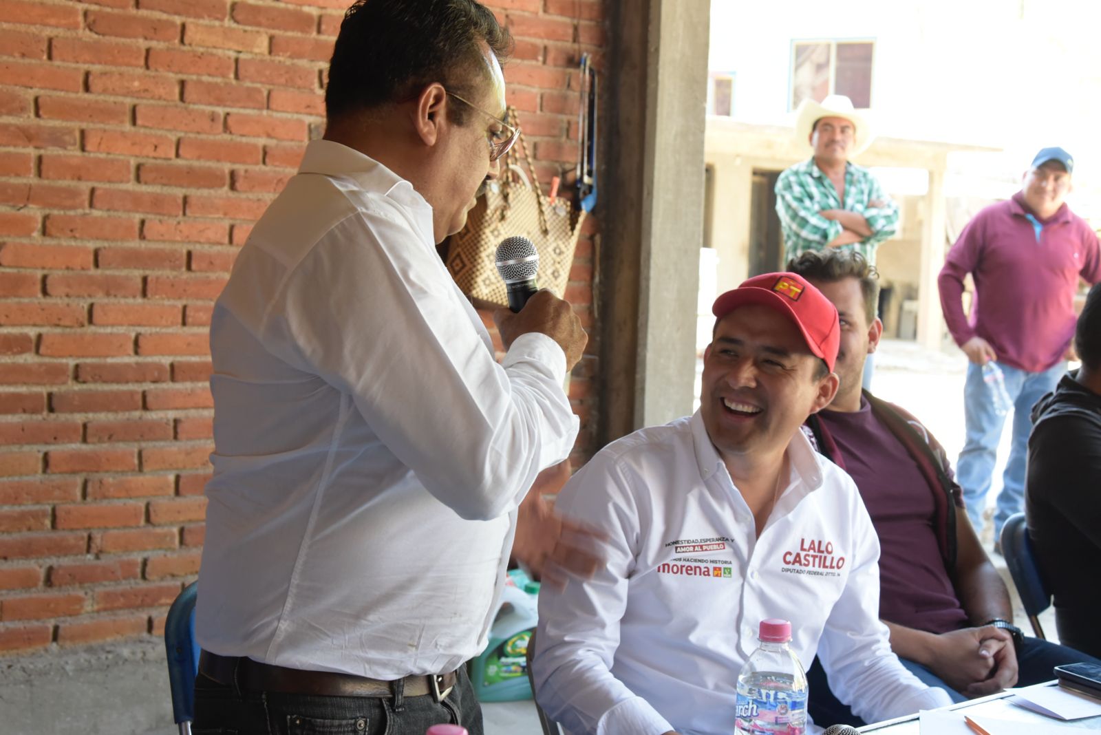 En Teopantlán, Lalo Castillo y Manuel Vega reciben el respaldo de la población