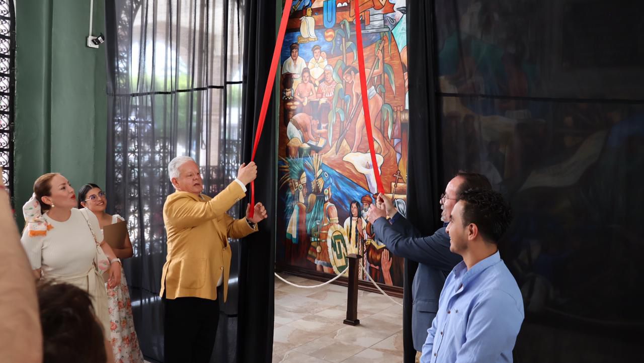 Carlos Peredo inaugura mural “Teziutlán 555 años de la Fundación de la Conquista de Moctezuma”