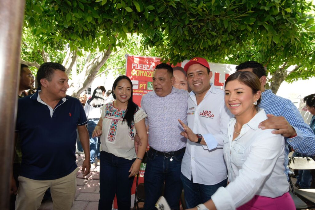 Cálido recibimiento de habitantes de la mixteca poblana a Lalo Castillo y Liz Sánchez en gira por Izúcar de Matamoros