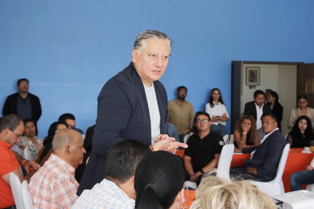 Familias de San Manuel, reciben a Fer Morales con los brazos abiertos