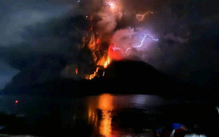 Así se vio la impactante erupción del volcán Ruang en Indonesia