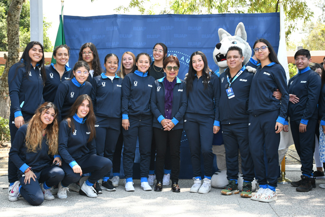 Entrega la Rectora María Lilia Cedillo Ramírez uniformes a la delegación de deportistas de la BUAP