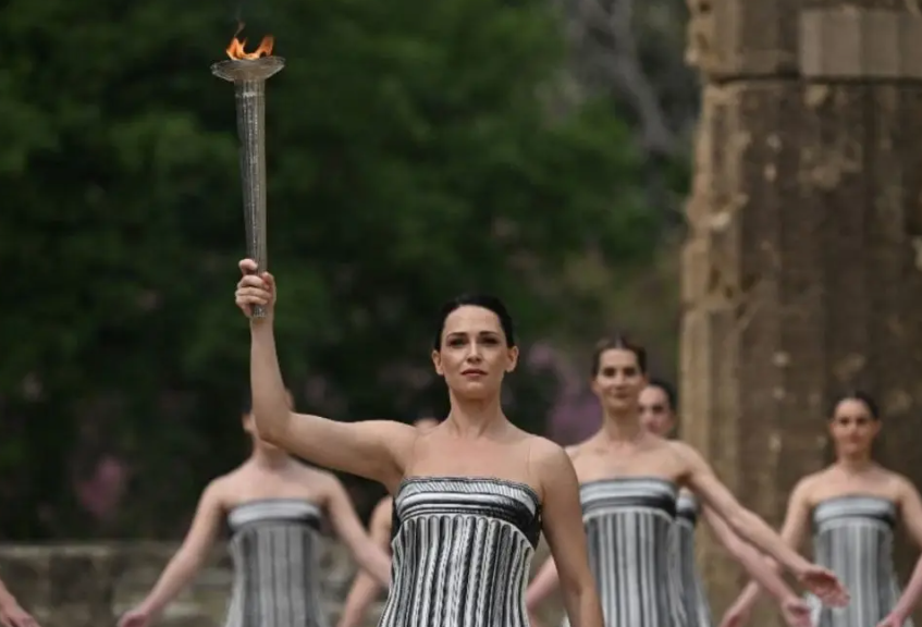 La llama olímpica, rumbo a París 2024 tras ser encendida en Grecia