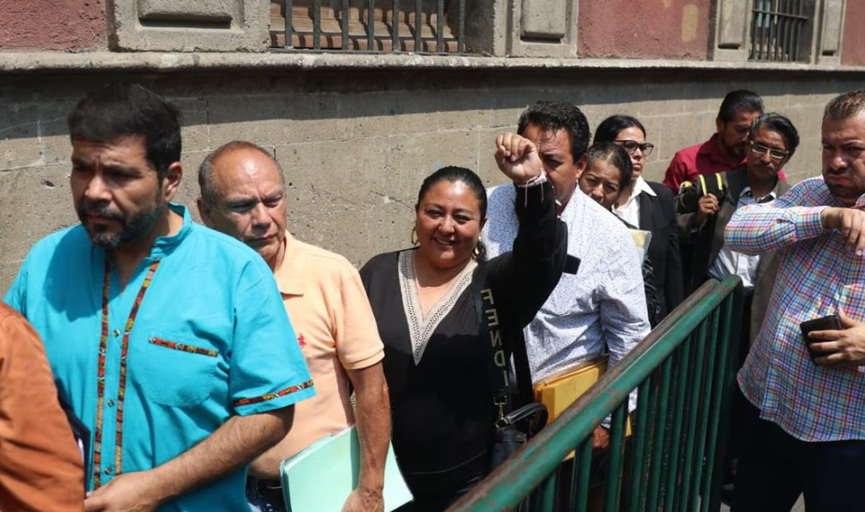 AMLO anuncia acuerdo con la CNTE y gobernadores para recontratar a 176 docentes