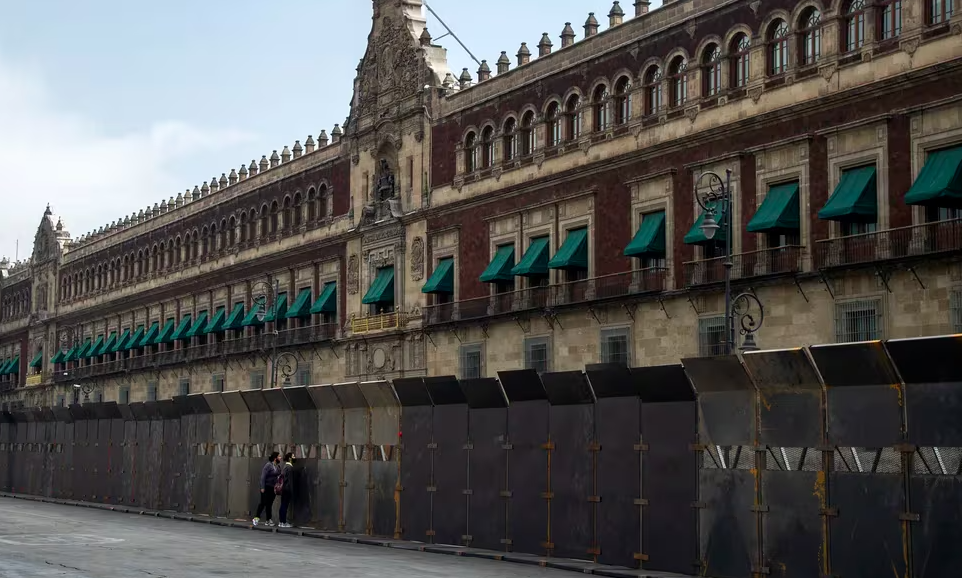 AMLO justifica blindaje a Palacio Nacional previo a protesta de los papás de los 43 en el Zócalo: “Es mejor prevenir”