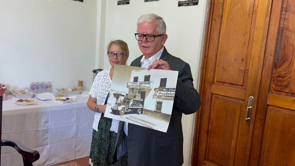 Presidente Carlos Peredo entrega reconocimiento a Rosa María Martagón Herrera