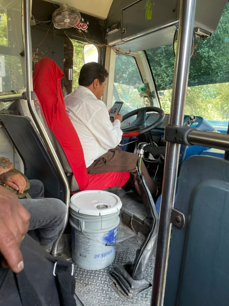 Operador de la línea USSA es exhibido por usar su celular al manejar