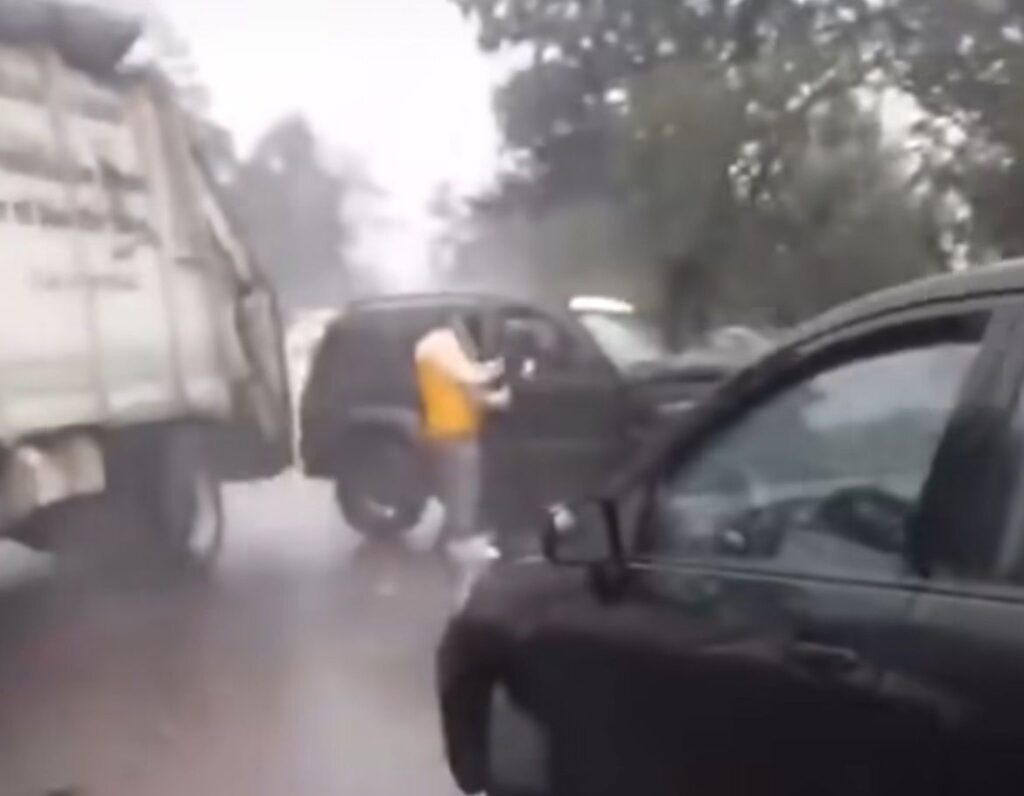 Video desde Puebla: Presidentes municipales y familiares arman des…en Zacapoaxtla y Los Reyes de Juárez