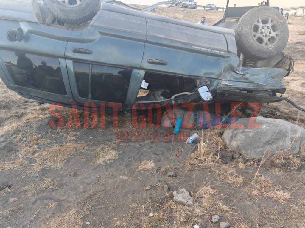 Mueren dos adultos mayores tras volcadura de la autopista Siglo XXI