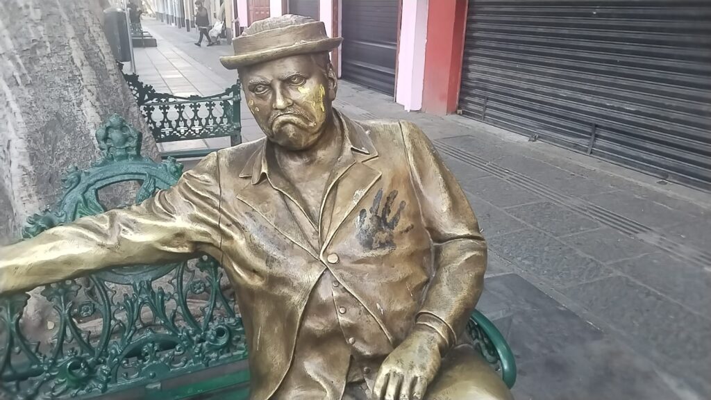 Vandalizan escultura de Capulina