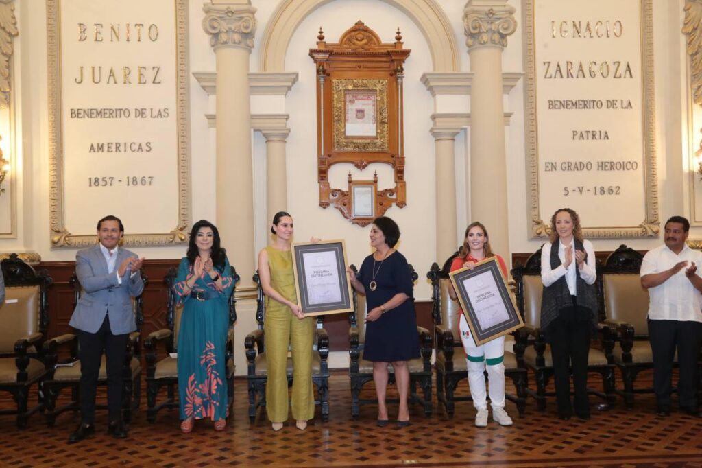 Entregan reconocimientos a poblanas destacadas