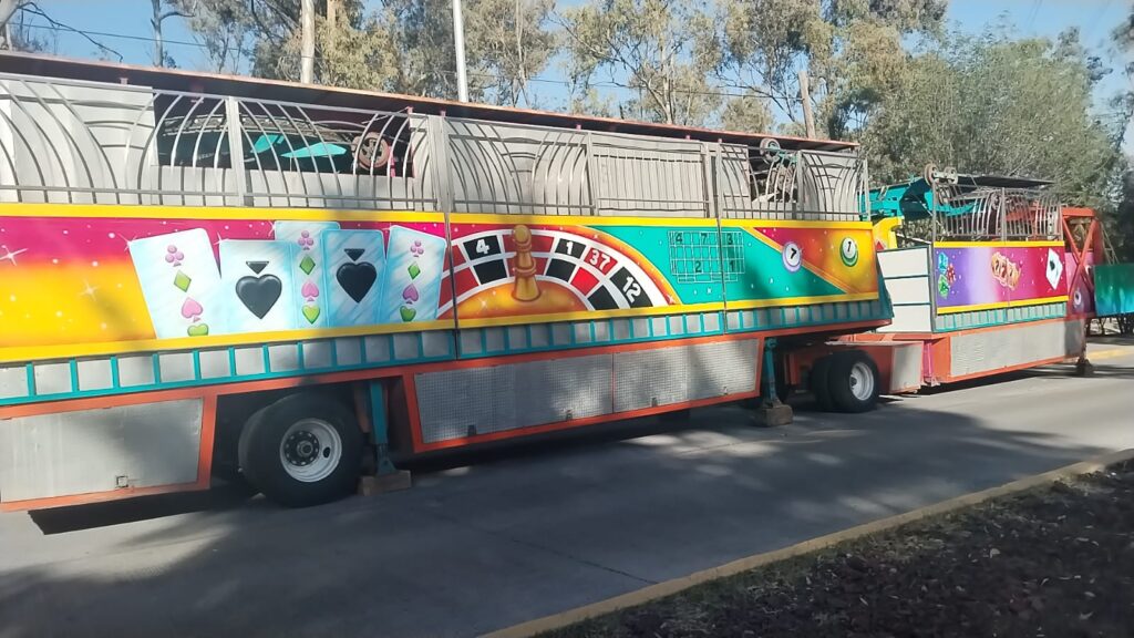 Video desde Puebla: Instalan primeros juegos para la feria