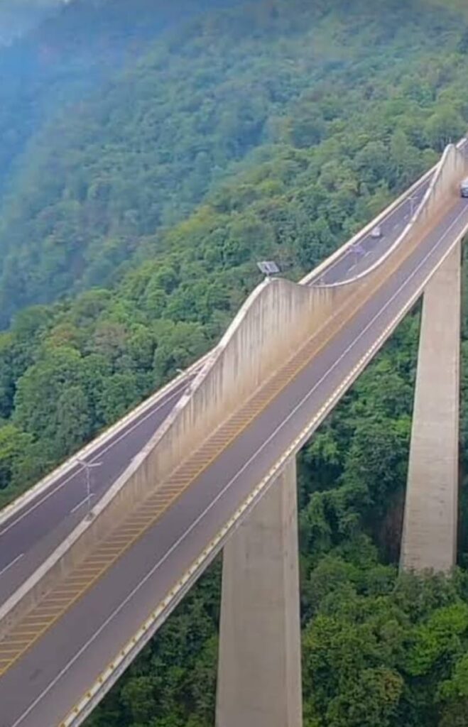 En Huauchinango, despojan de su camioneta a familia del Estado de México