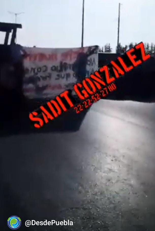 Video desde Puebla: Bloquean la federal a Tehuacán a la altura de Santiago Acatlán
