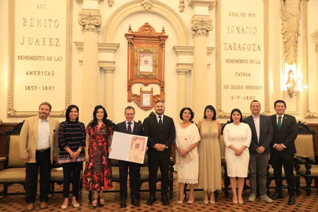 Entregan cédula real al periodista Alberto Peláez