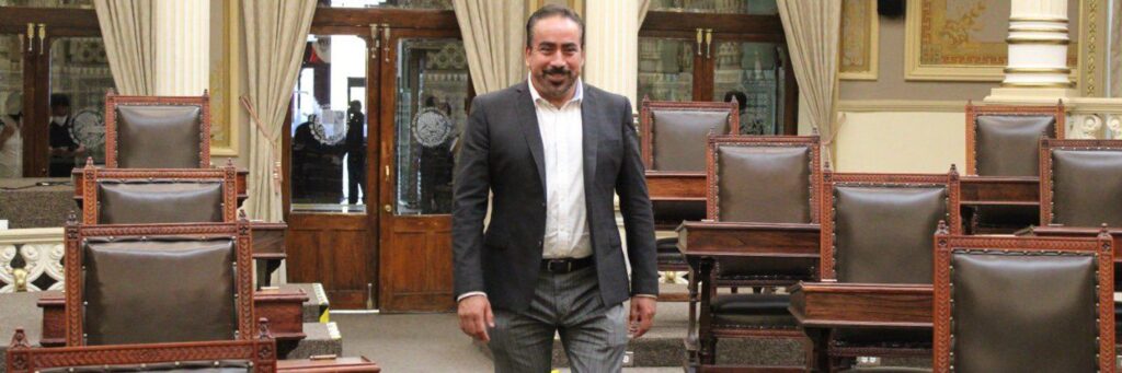 Reconoce Rafael Micalco que reparto de tinacos azules mancha la imagen de su candidato