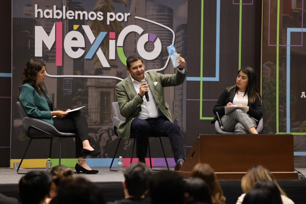 Exitoso diálogo de Armenta con jóvenes de la UPAEP