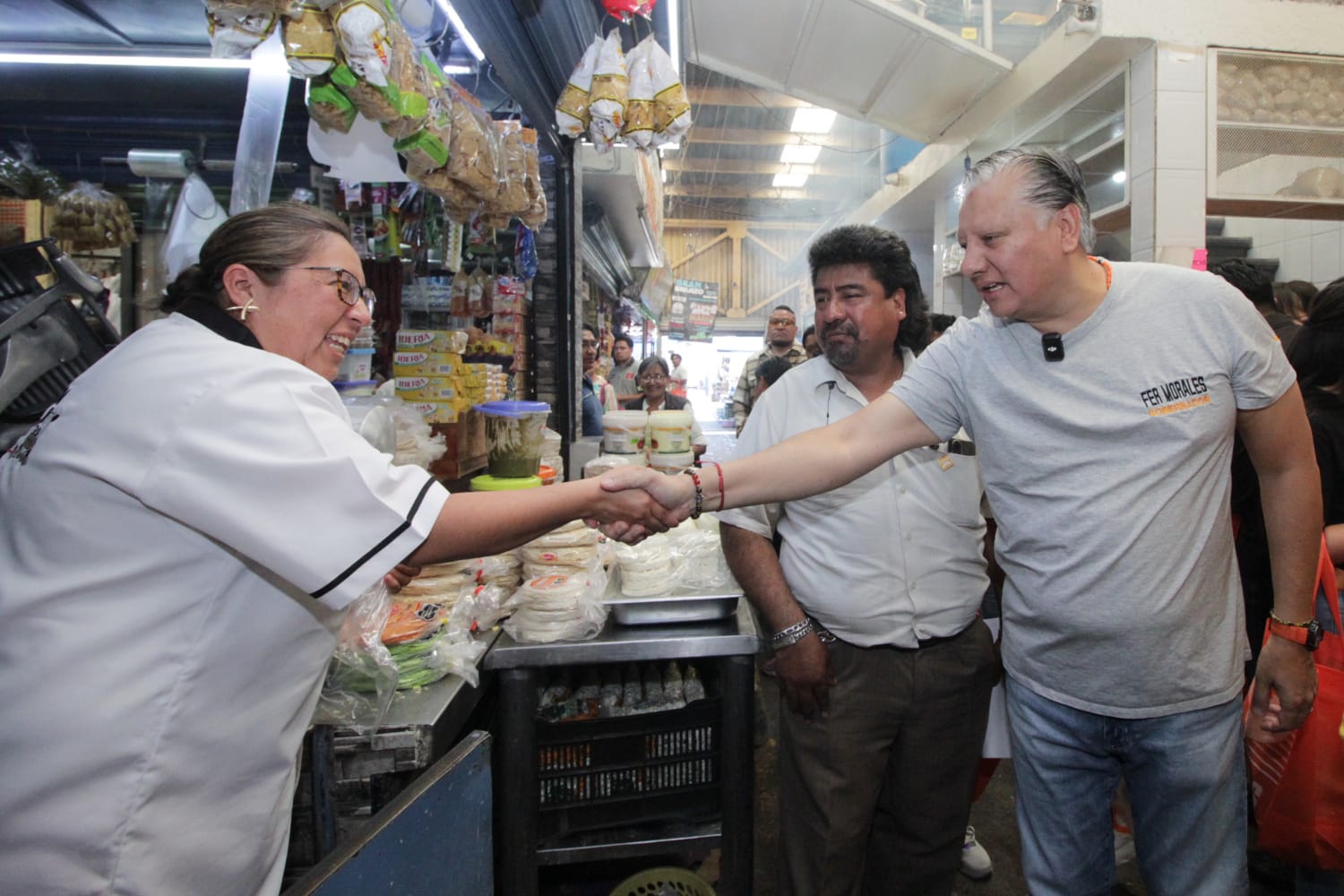 Video desde Puebla: Fernando Morales conversa con micro empresarios del mercado Zapata