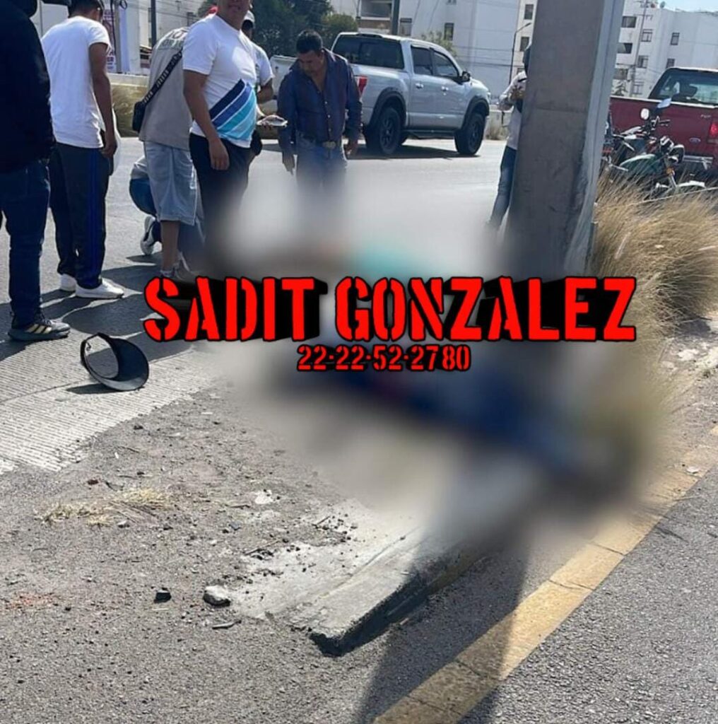 Pareja en moto sufrió accidente sobre el periférico ecológico; el hombre murió