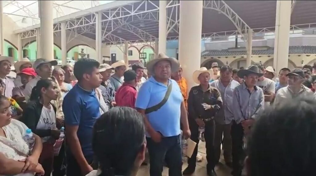 Naupan: Vecinos protestan y toman de rehenes a policías…mientras el edil priísta anda en campaña