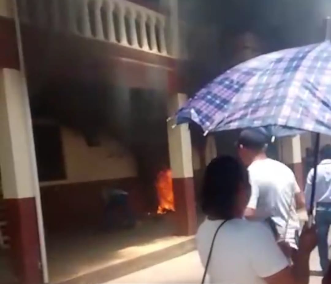 Mientras el presidente de Naupan busca reelegirse…ciudadanos queman la puerta del palacio municipal