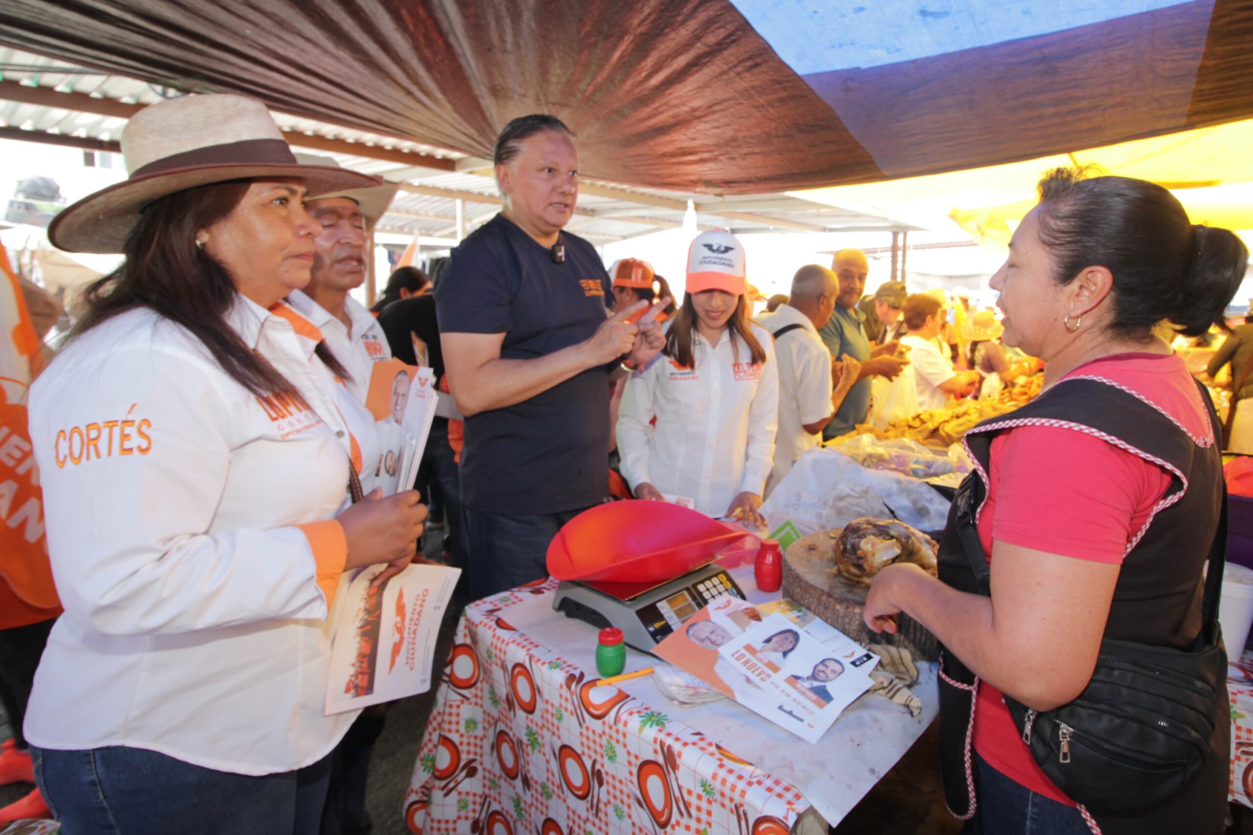 Fernando Morales visita el mercado municipal y recorre las calles de Amozoc