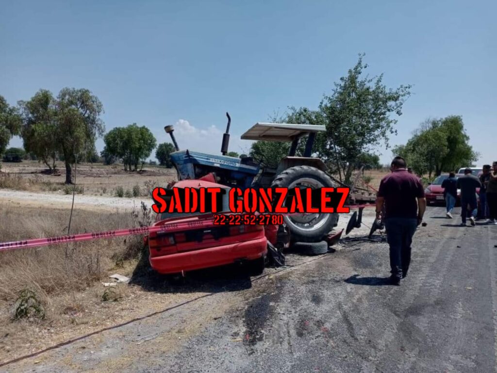 Murieron dos hombres al chocar contra tractor en Hueyotlipan